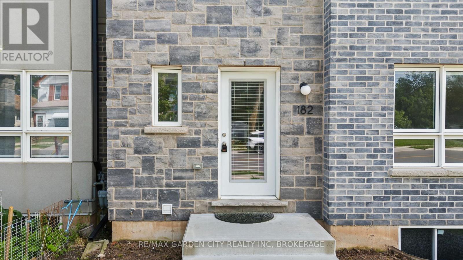 8 - 182 Broadway Lane Property Photo 2