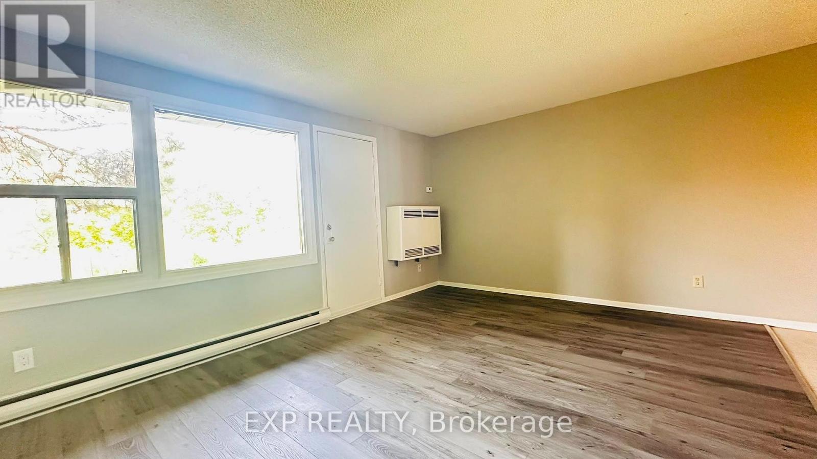 9 - 1200 Courtland Avenue E Property Photo 5