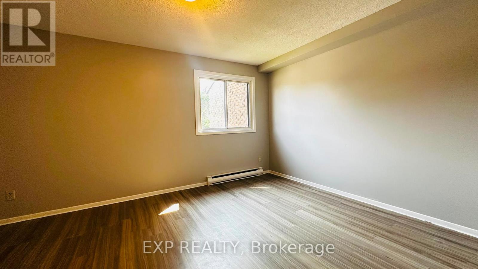 9 - 1200 Courtland Avenue E Property Photo 12