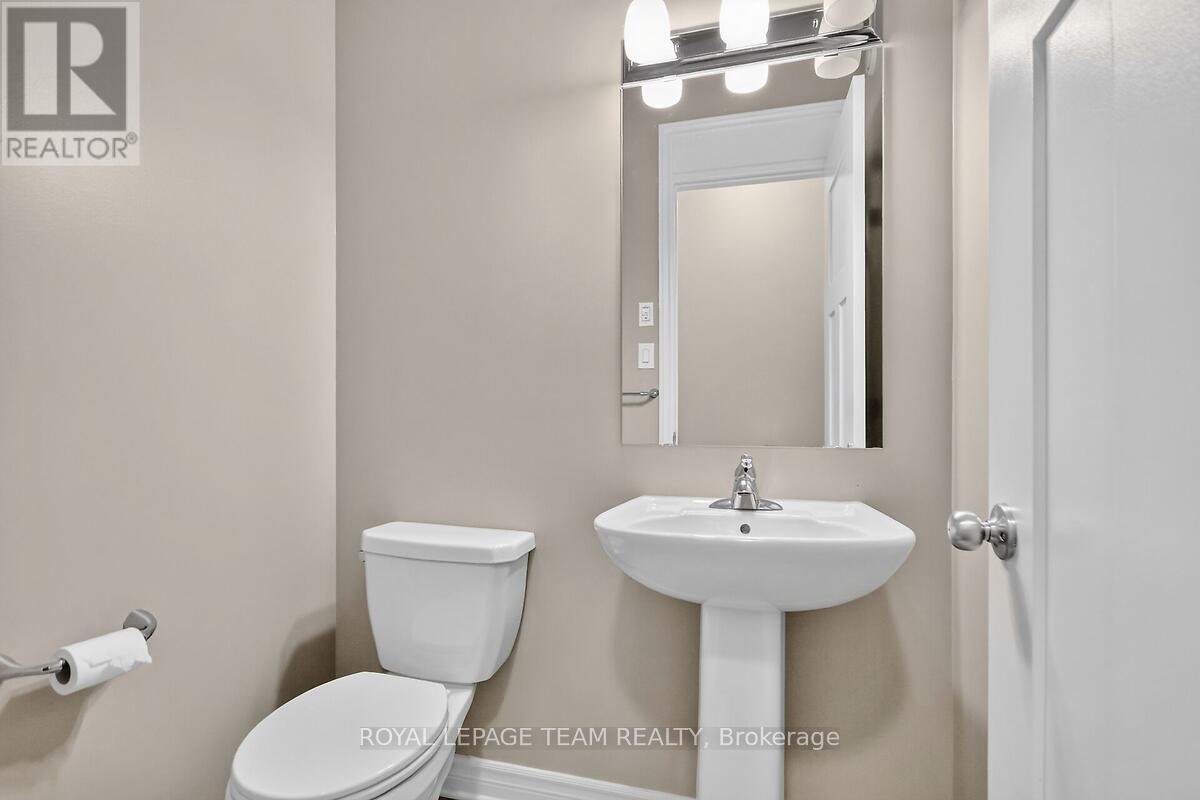 253 Fergus Crescent Property Photo 22