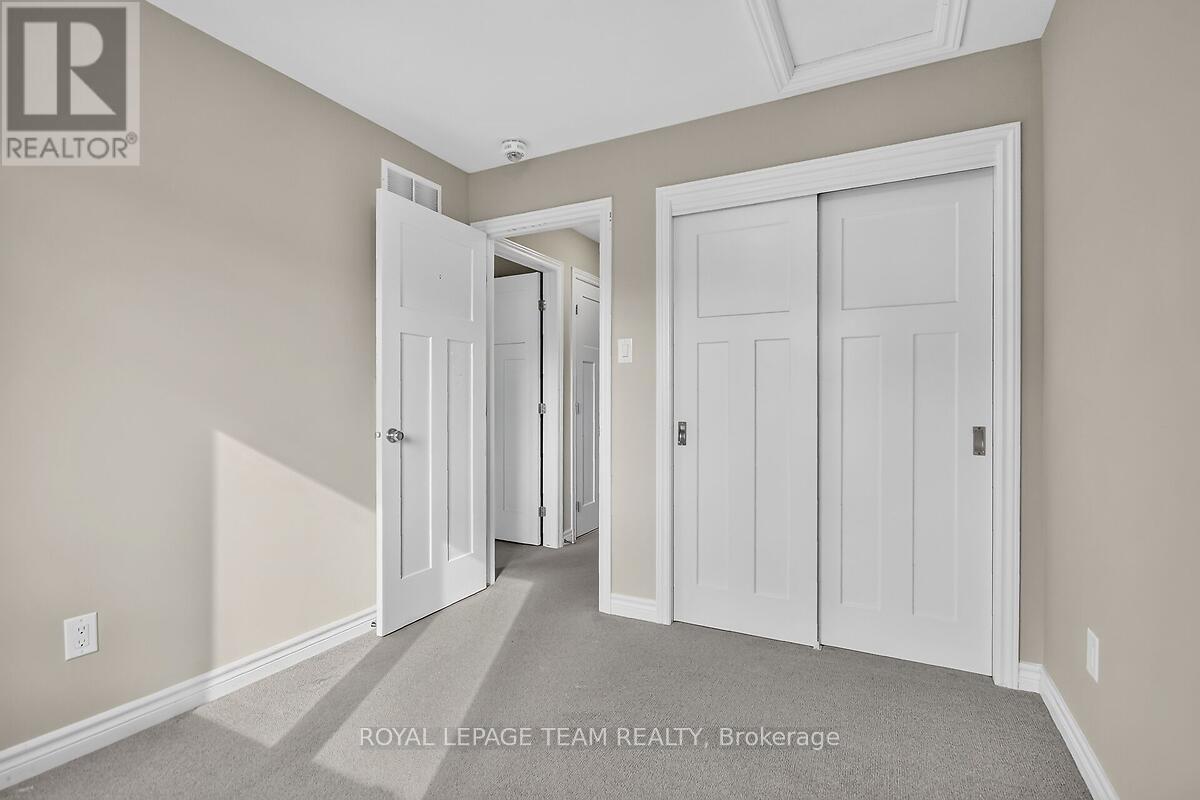 253 Fergus Crescent Property Photo 31