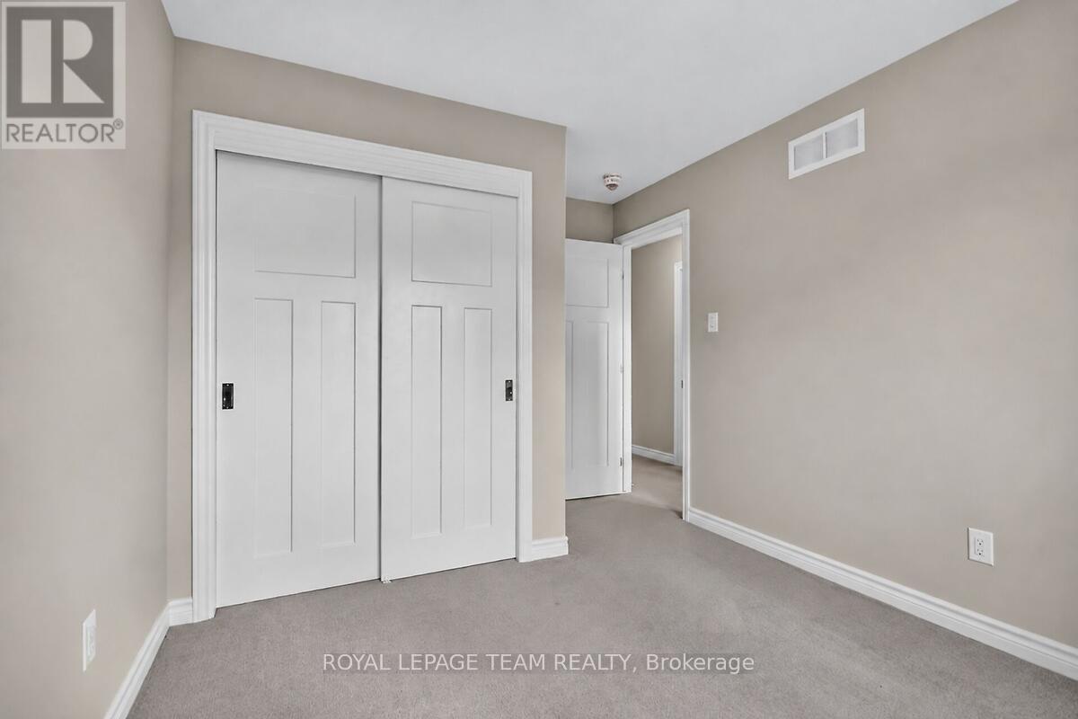 253 Fergus Crescent Property Photo 34
