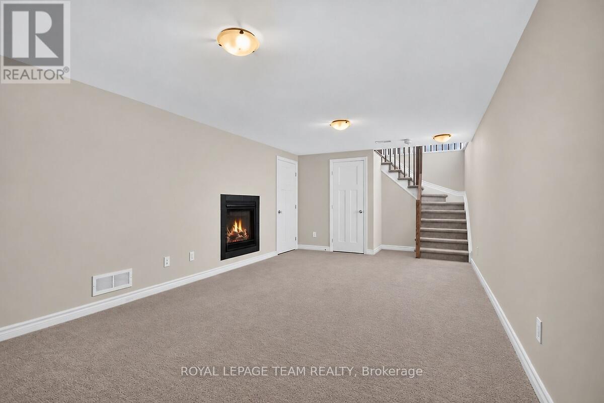 253 Fergus Crescent Property Photo 36