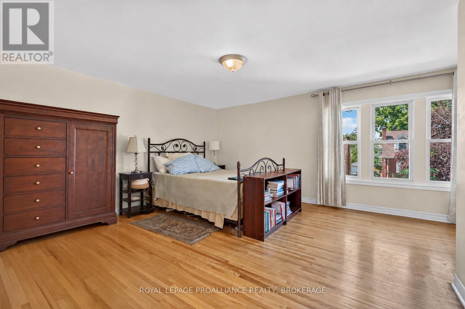 265 College Street Property Photo 5