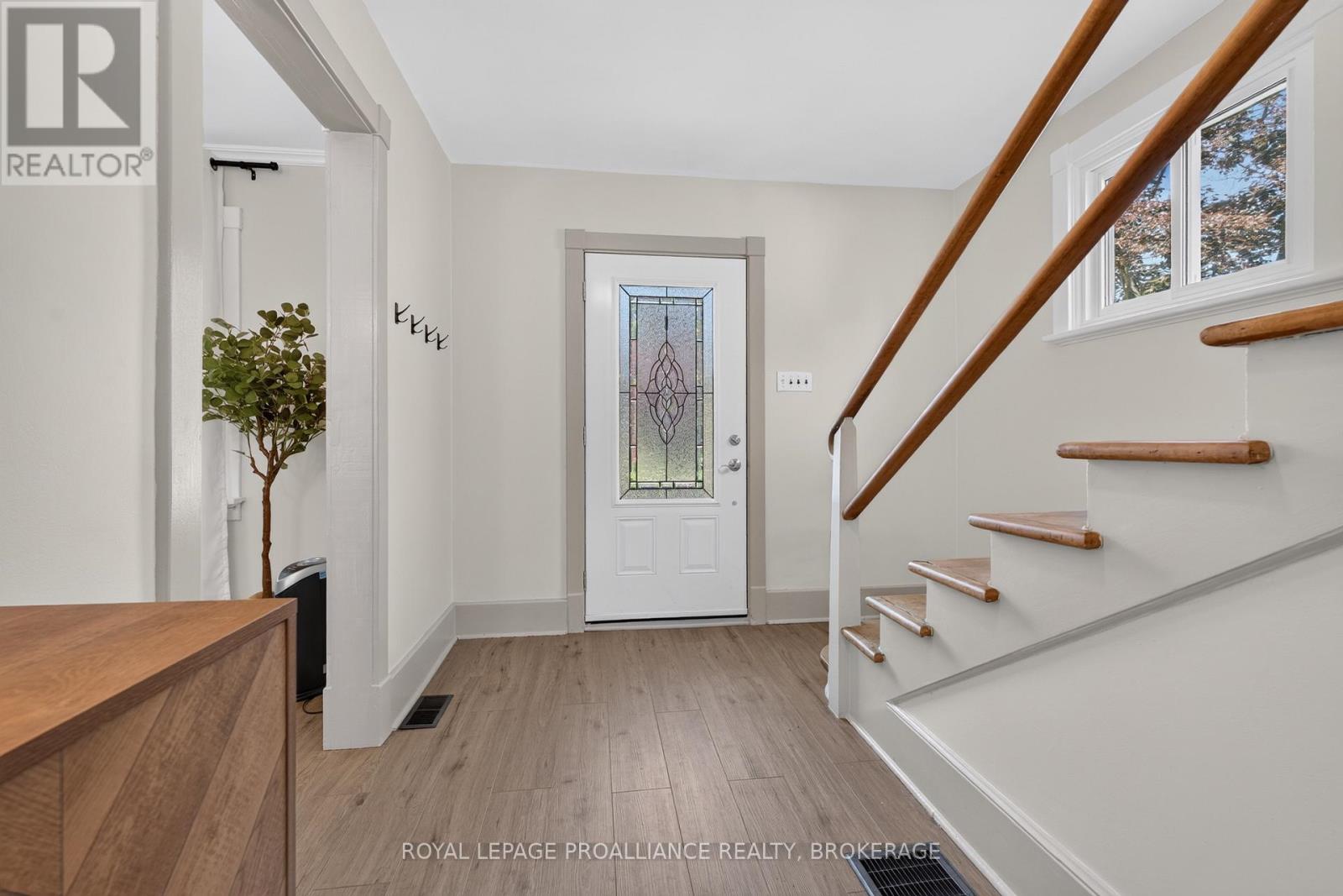 265 College Street Property Photo 6