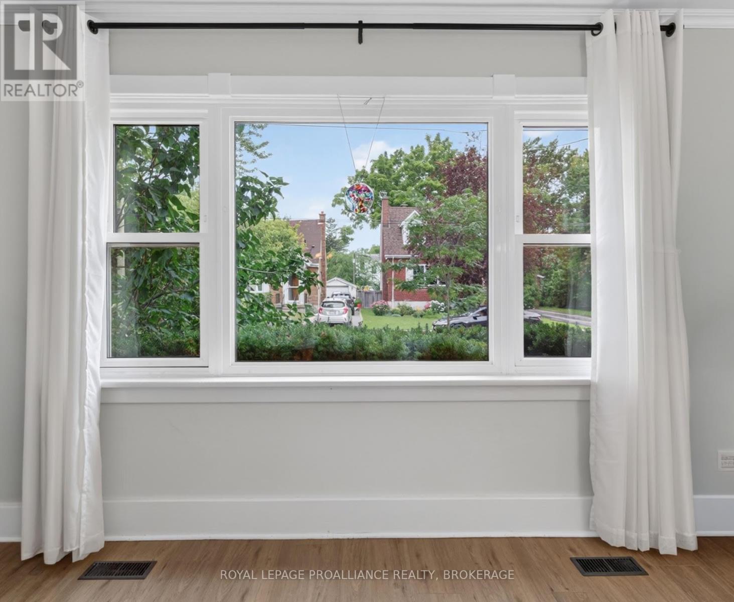 265 College Street Property Photo 8