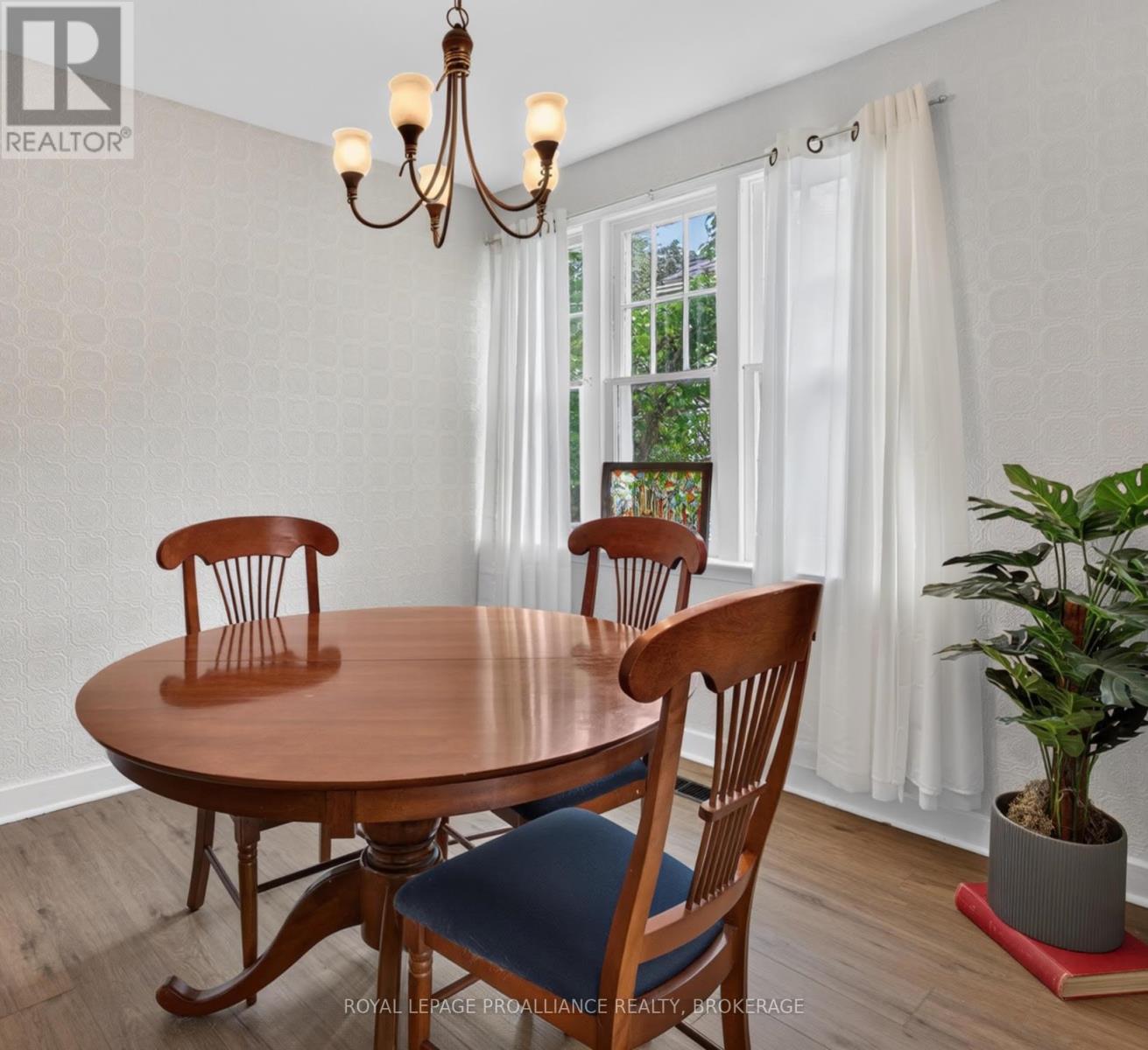 265 College Street Property Photo 11
