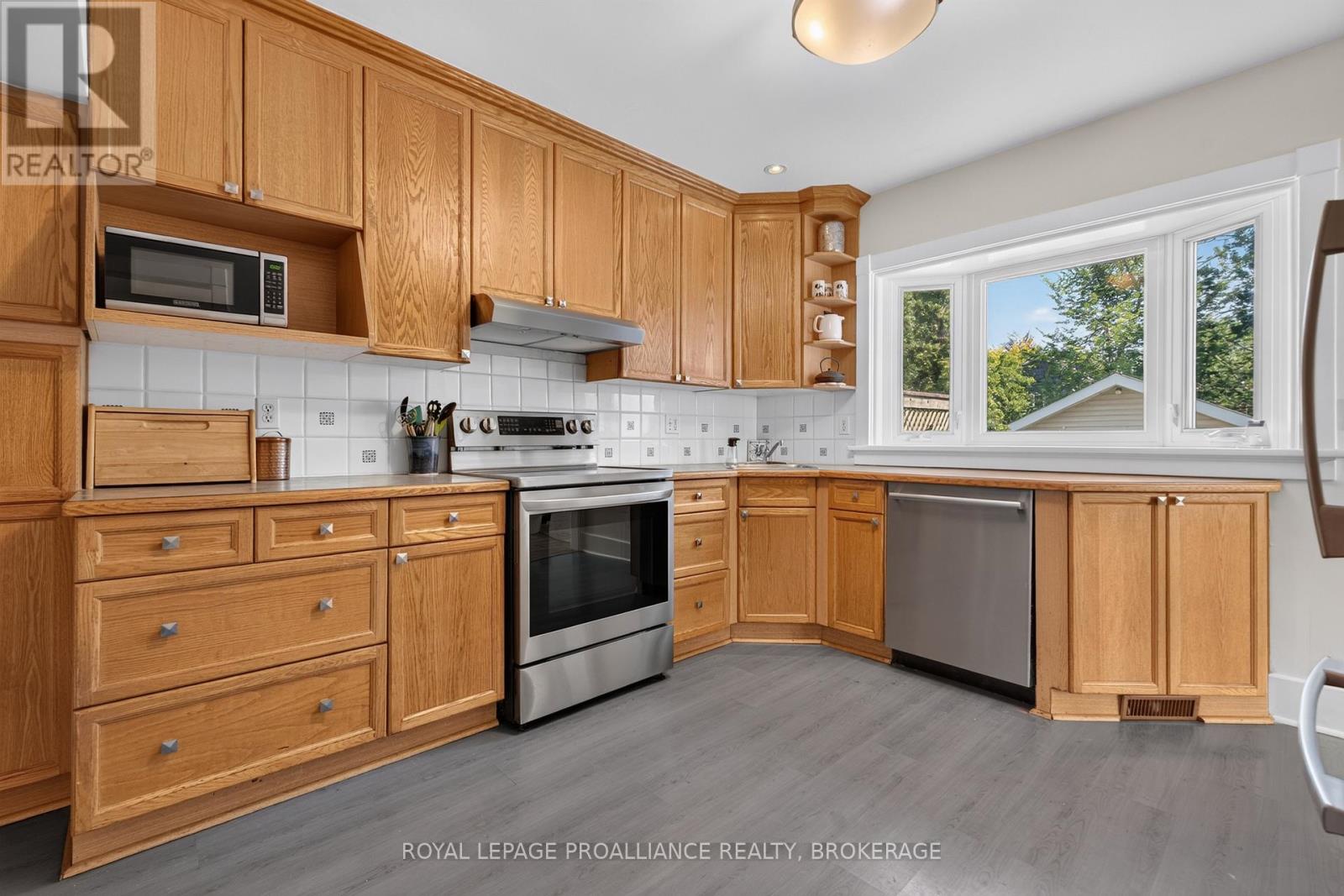 265 College Street Property Photo 13