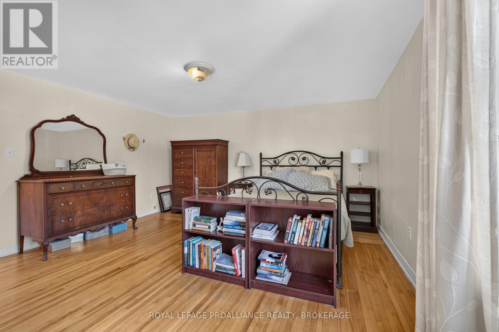 265 College Street Property Photo 16