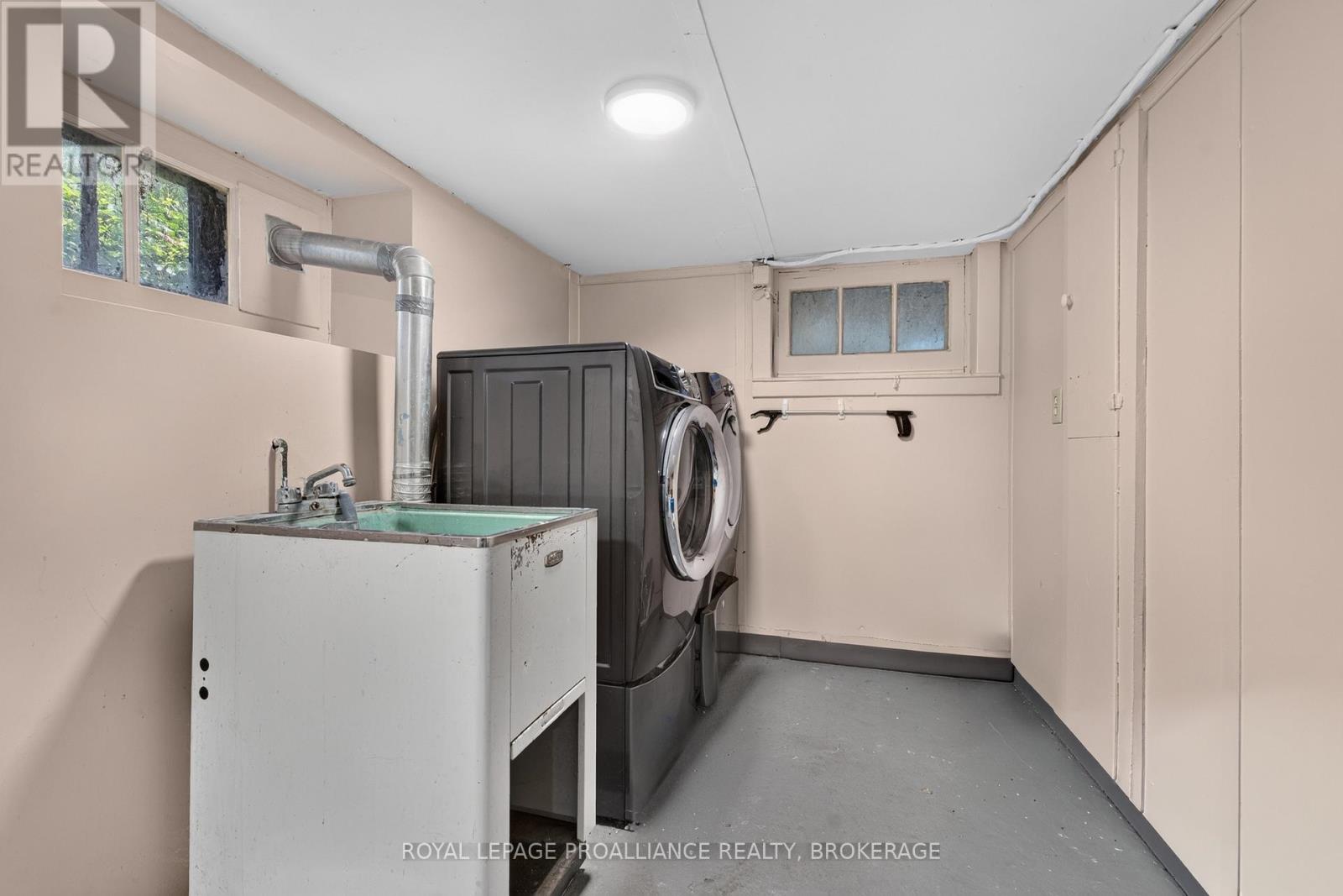 265 College Street Property Photo 23