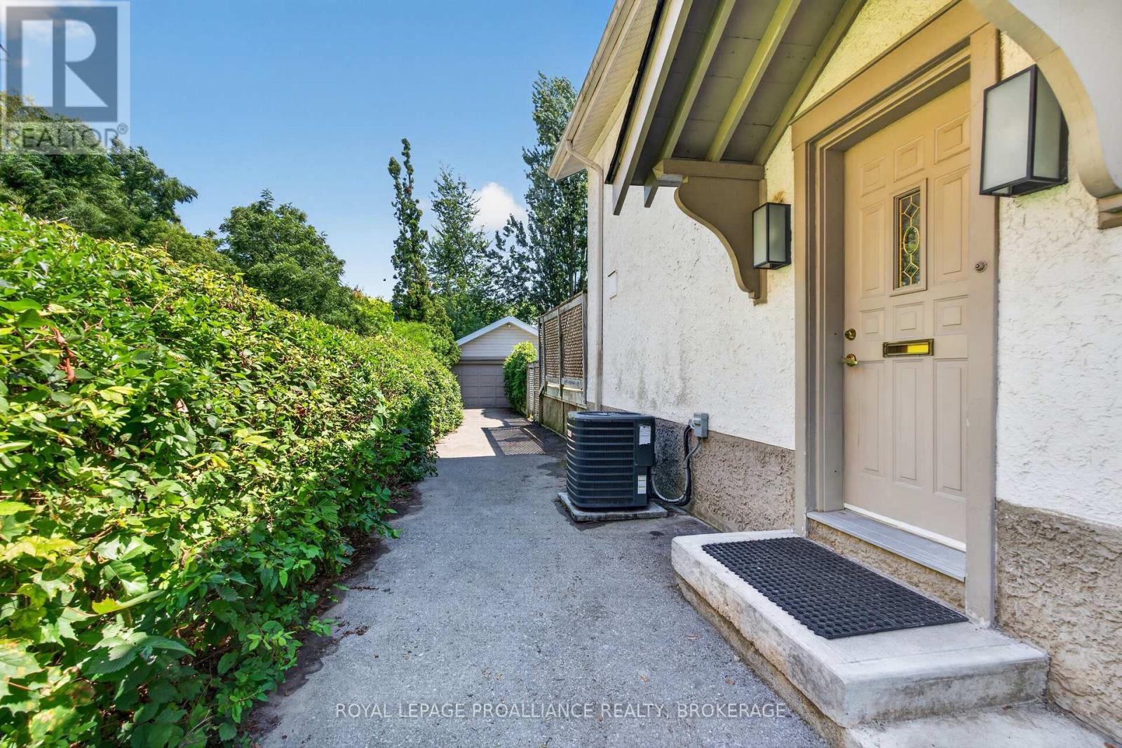 265 College Street Property Photo 25