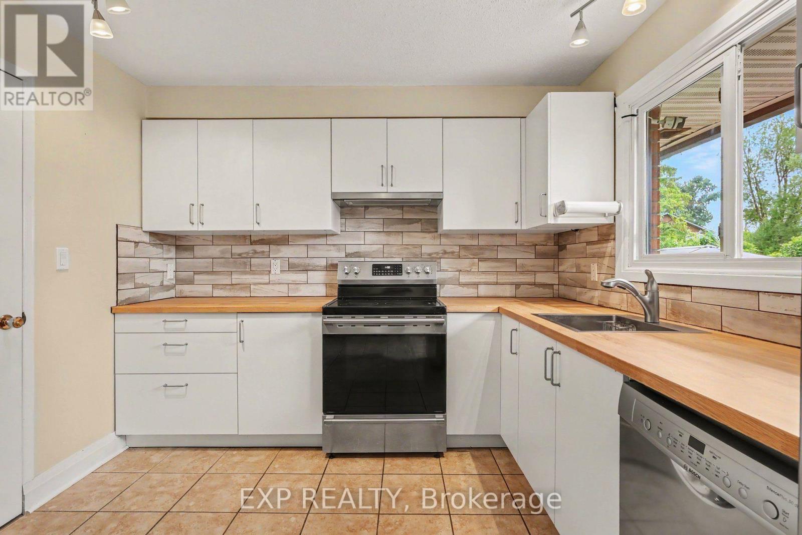 26 - 1594 Fortier Street Property Photo 10