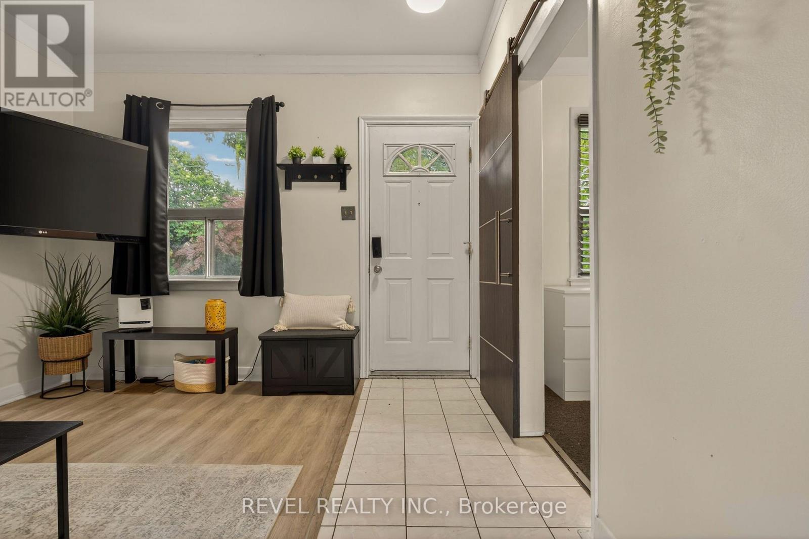 153 Ferrie Street E Property Photo 3