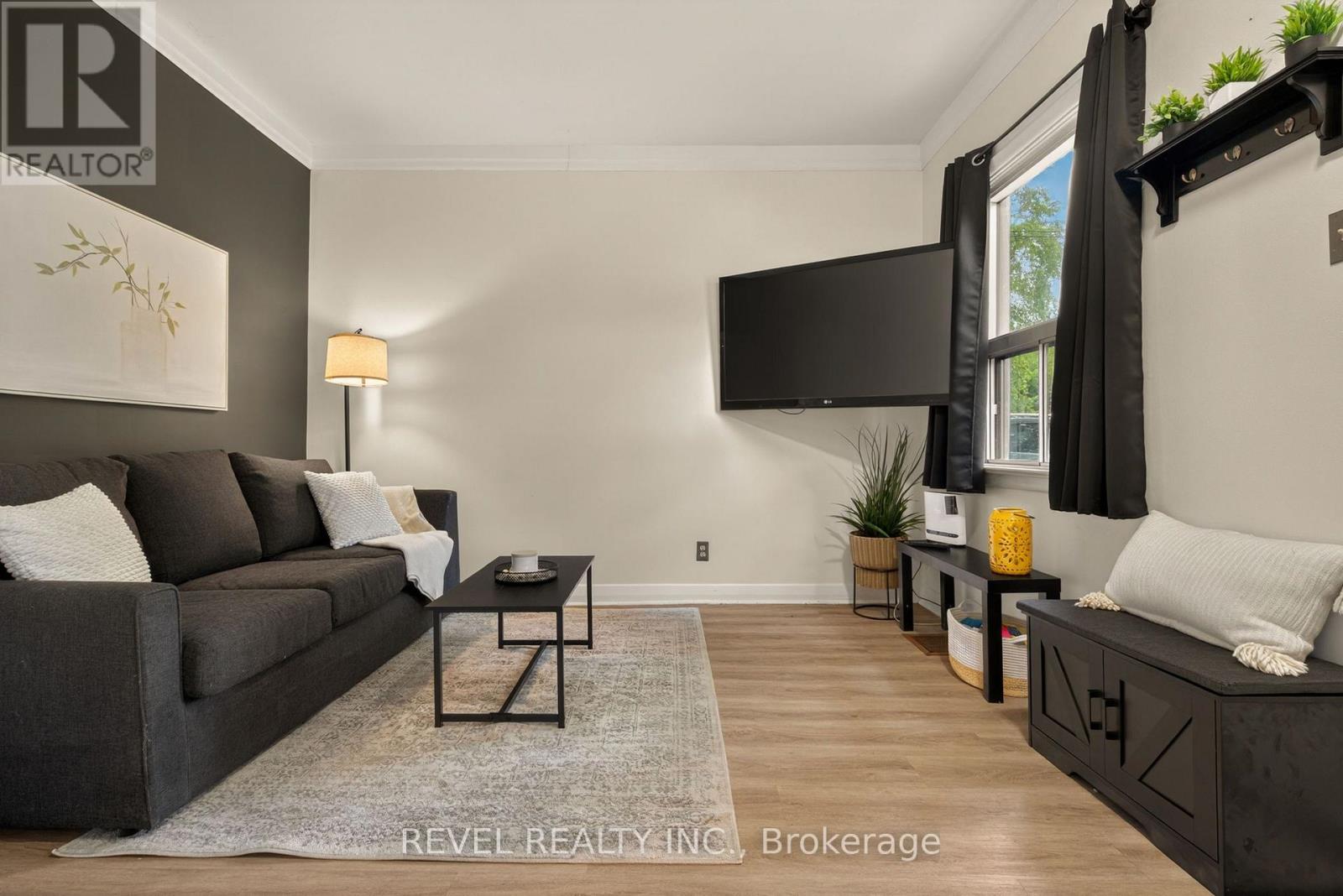 153 Ferrie Street E Property Photo 5