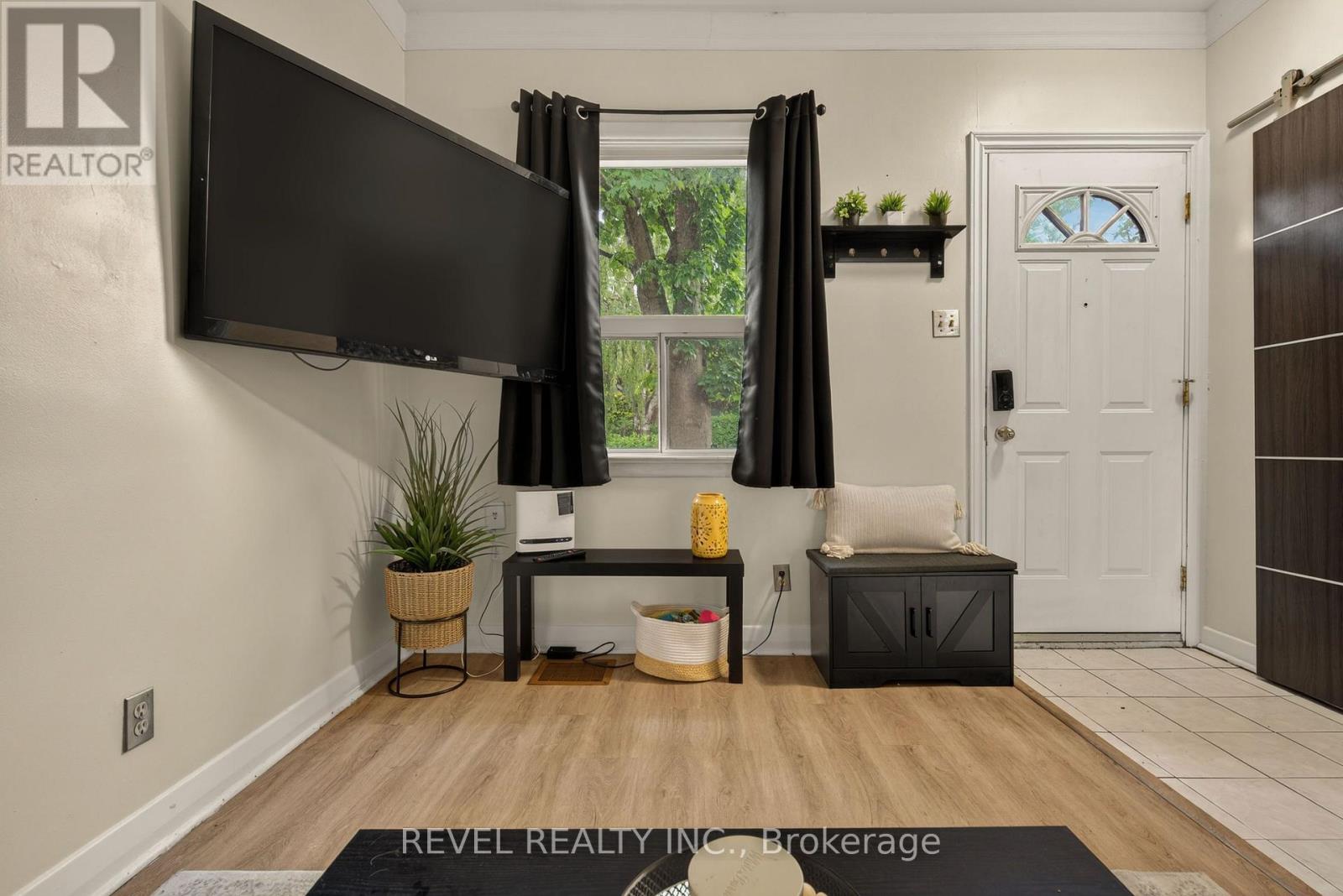 153 Ferrie Street E Property Photo 8