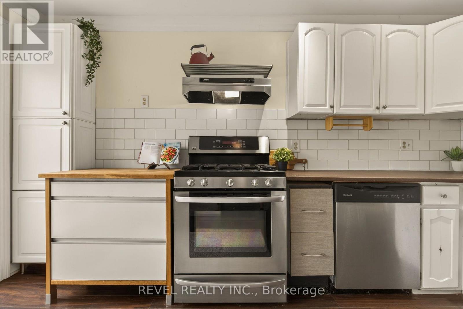 153 Ferrie Street E Property Photo 18