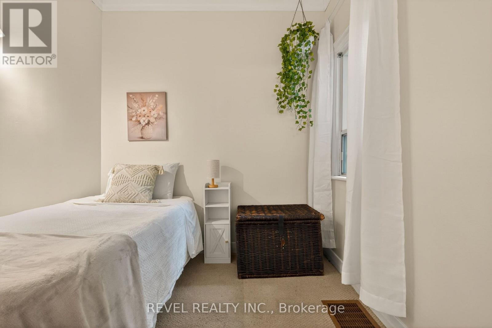 153 Ferrie Street E Property Photo 27