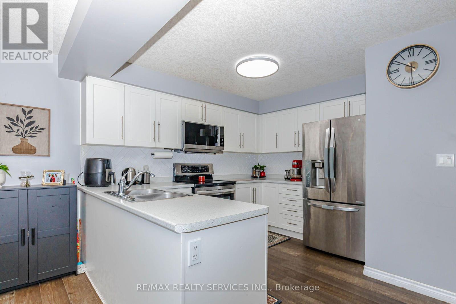 1561 Dunkirk Avenue Property Photo 7