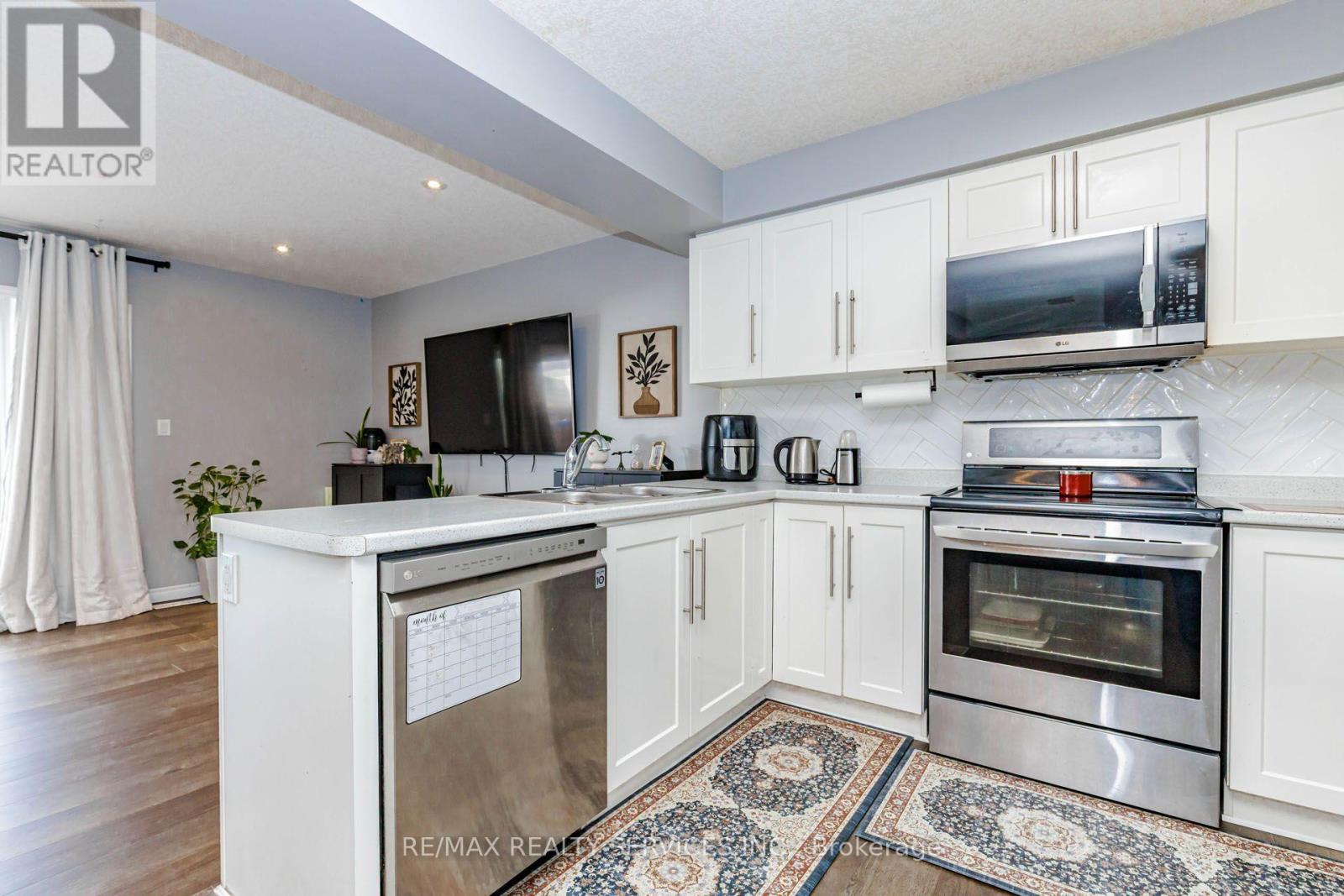 1561 Dunkirk Avenue Property Photo 9