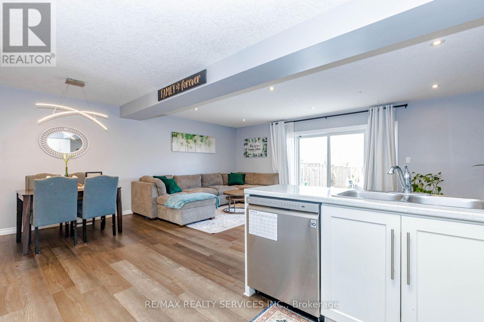 1561 Dunkirk Avenue Property Photo 10