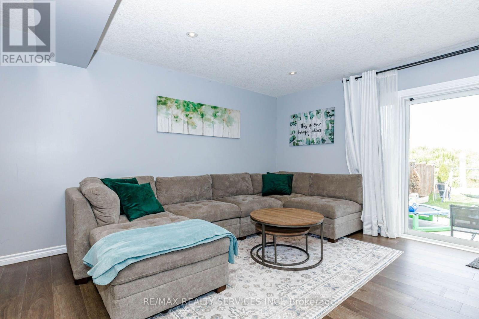 1561 Dunkirk Avenue Property Photo 13