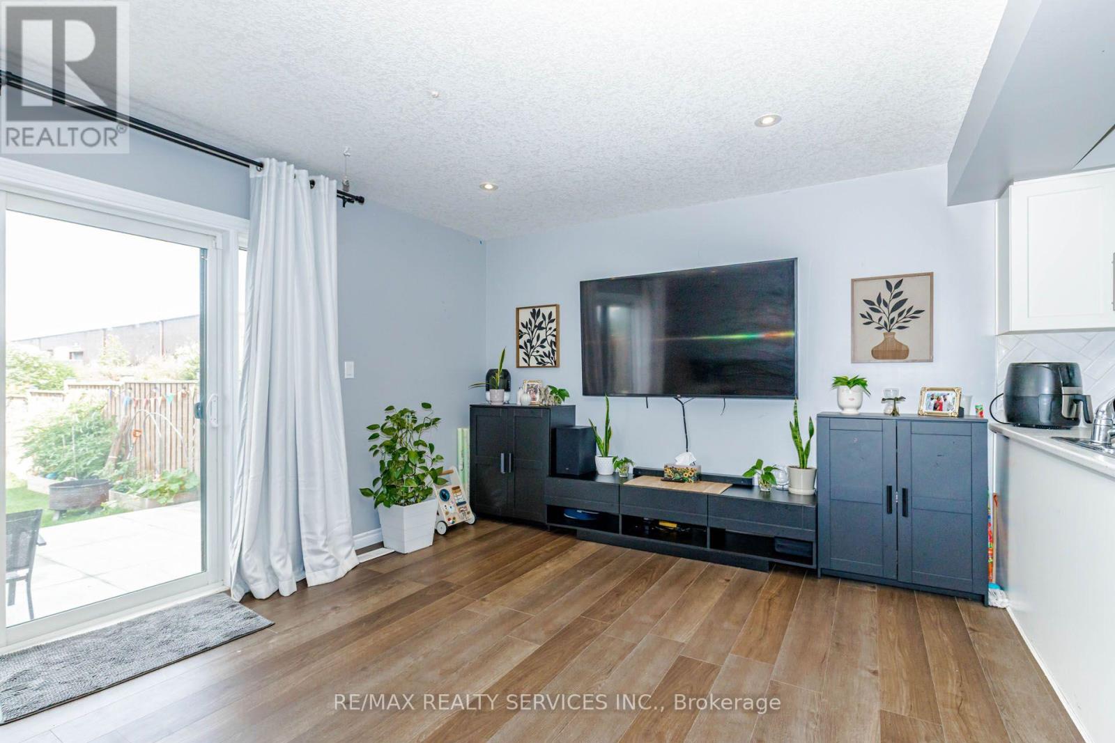 1561 Dunkirk Avenue Property Photo 16