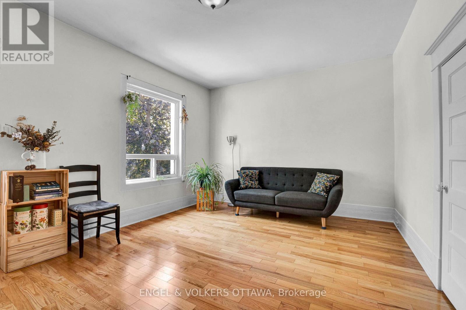 2 - 172 Ivy Crescent Property Photo 3
