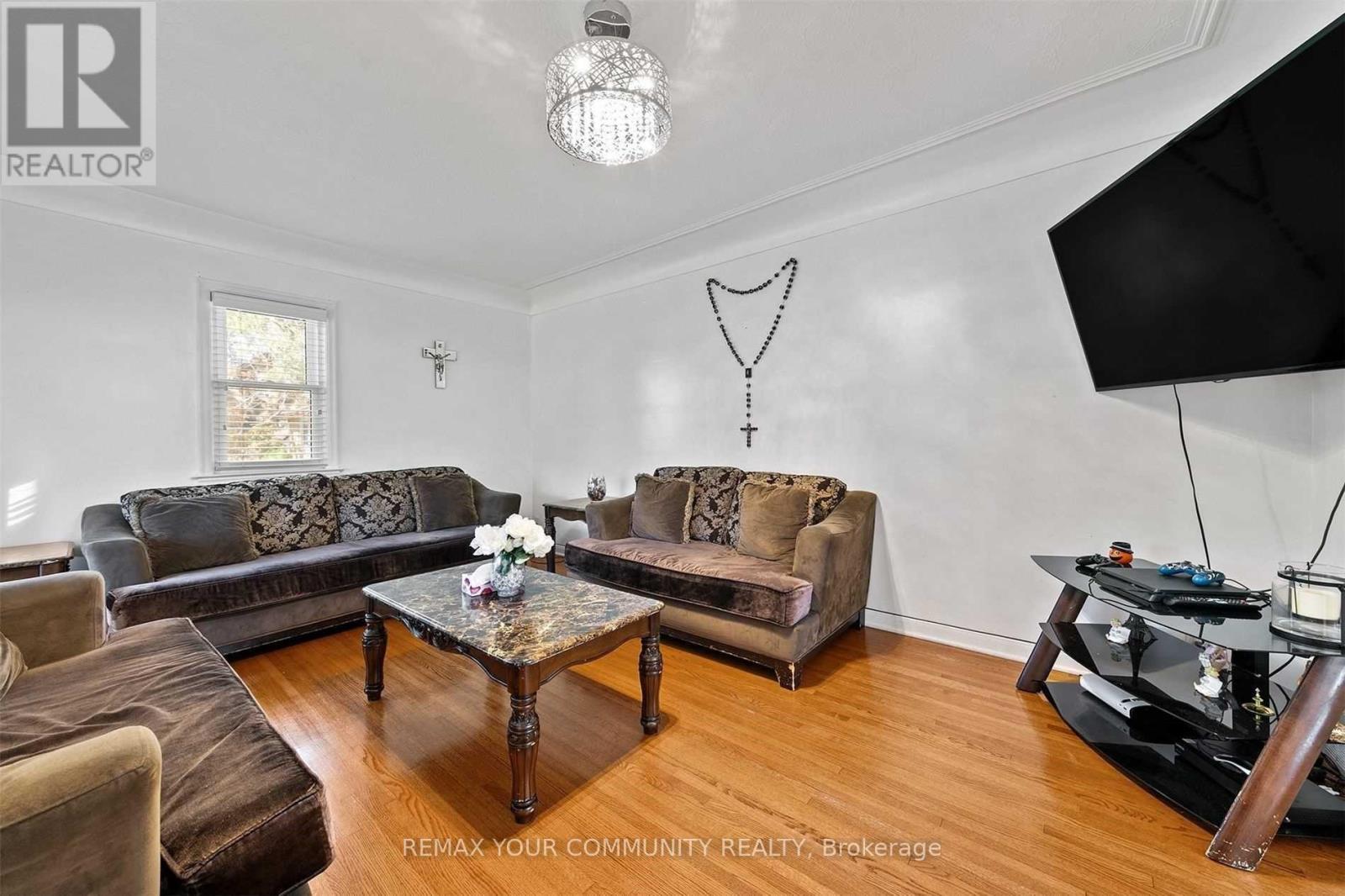 4276 Howard Avenue Property Photo 7