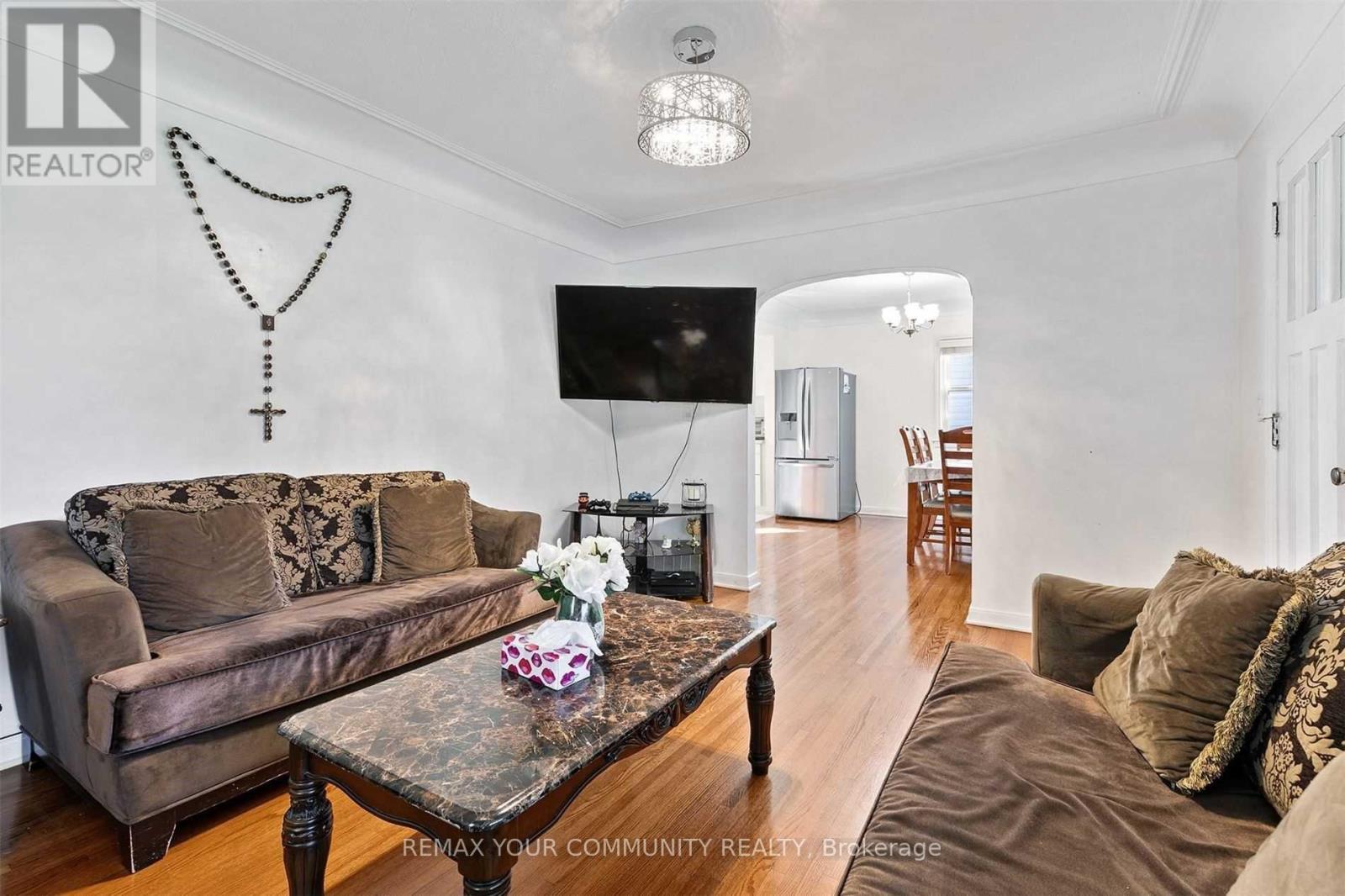 4276 Howard Avenue Property Photo 8