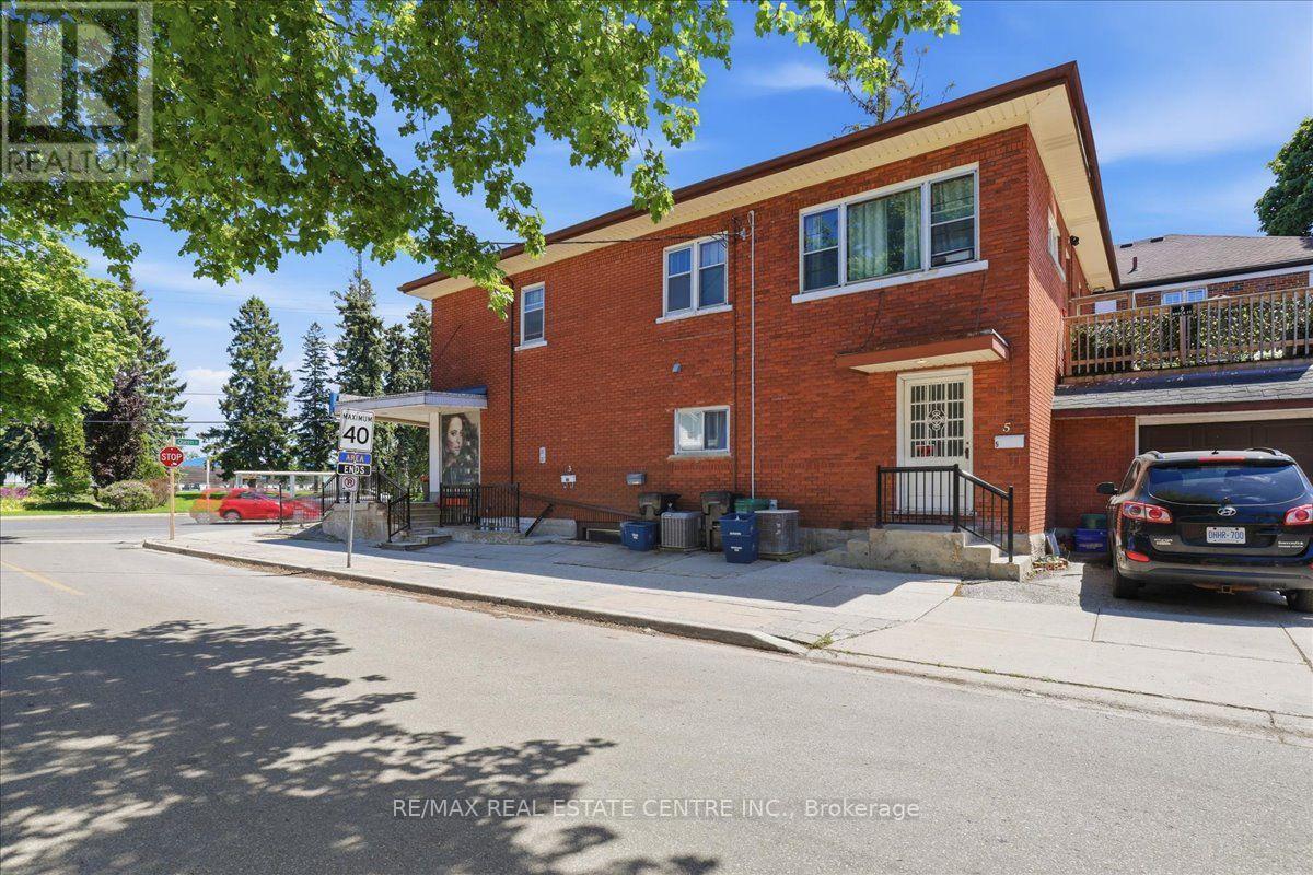 744 Queen Street S Property Photo 10