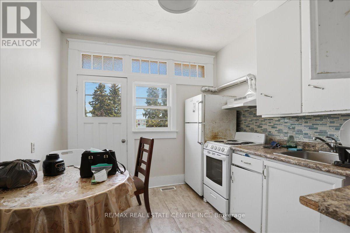 744 Queen Street S Property Photo 11