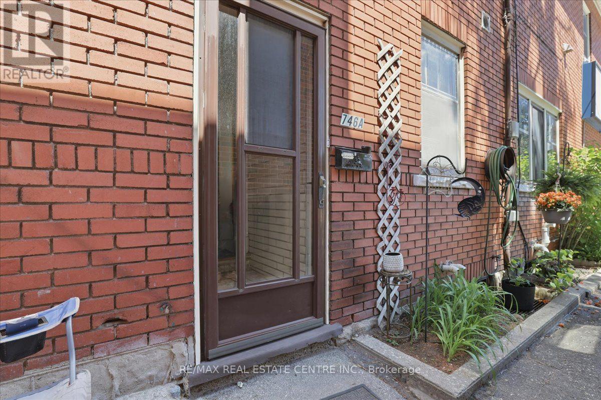 744 Queen Street S Property Photo 12