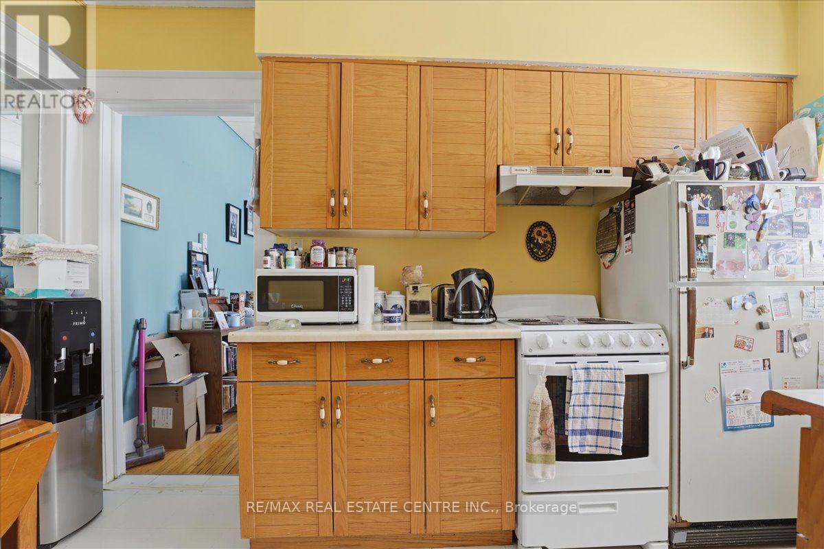 744 Queen Street S Property Photo 13