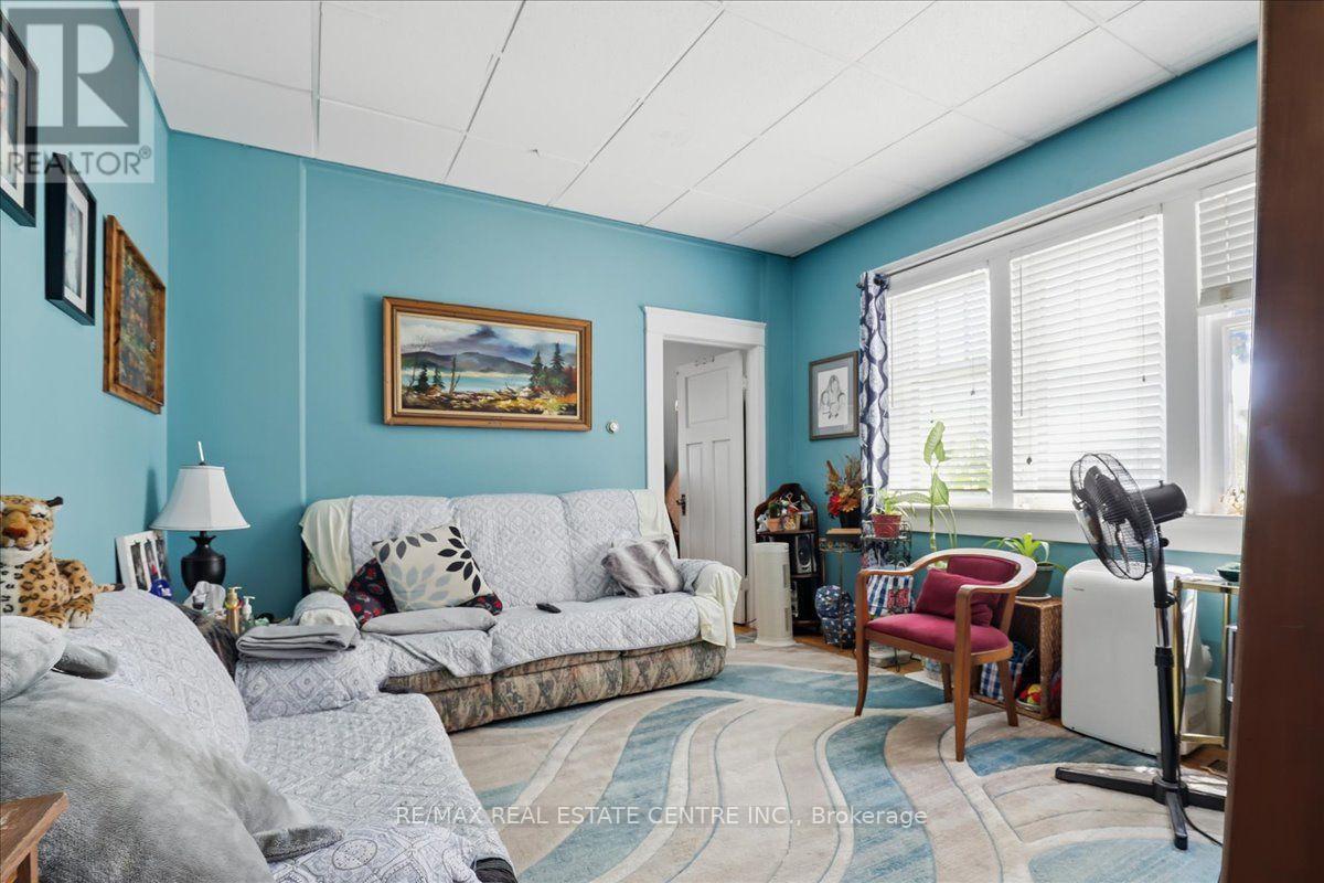 744 Queen Street S Property Photo 14