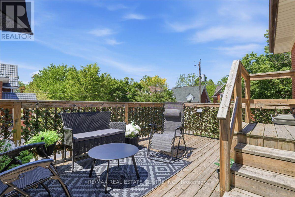 744 Queen Street S Property Photo 15