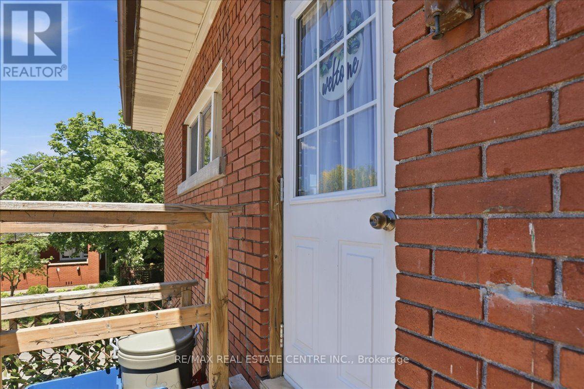 744 Queen Street S Property Photo 16