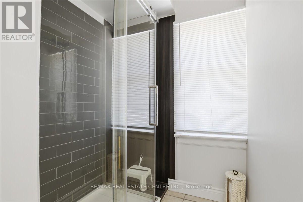 744 Queen Street S Property Photo 21
