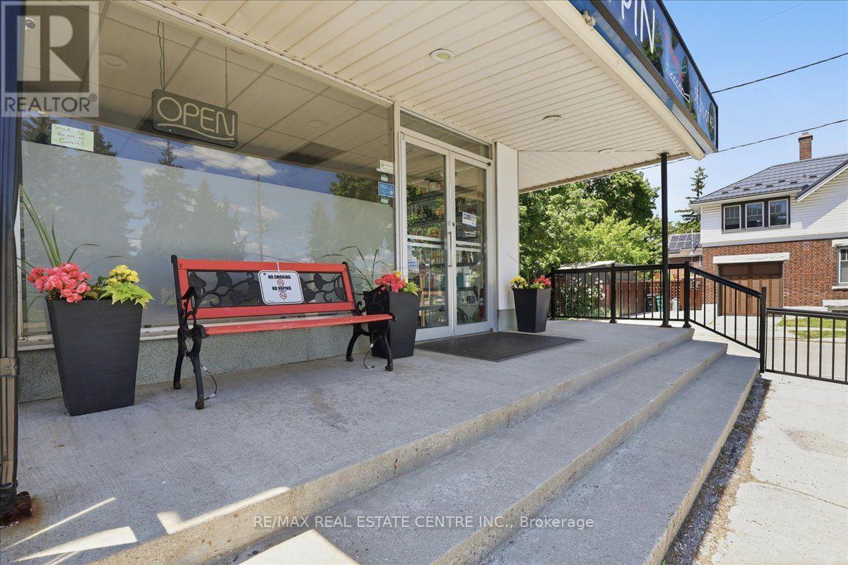 744 Queen Street S Property Photo 22