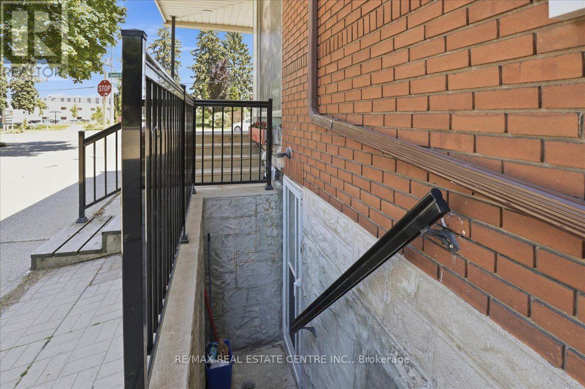 744 Queen Street S Property Photo 25