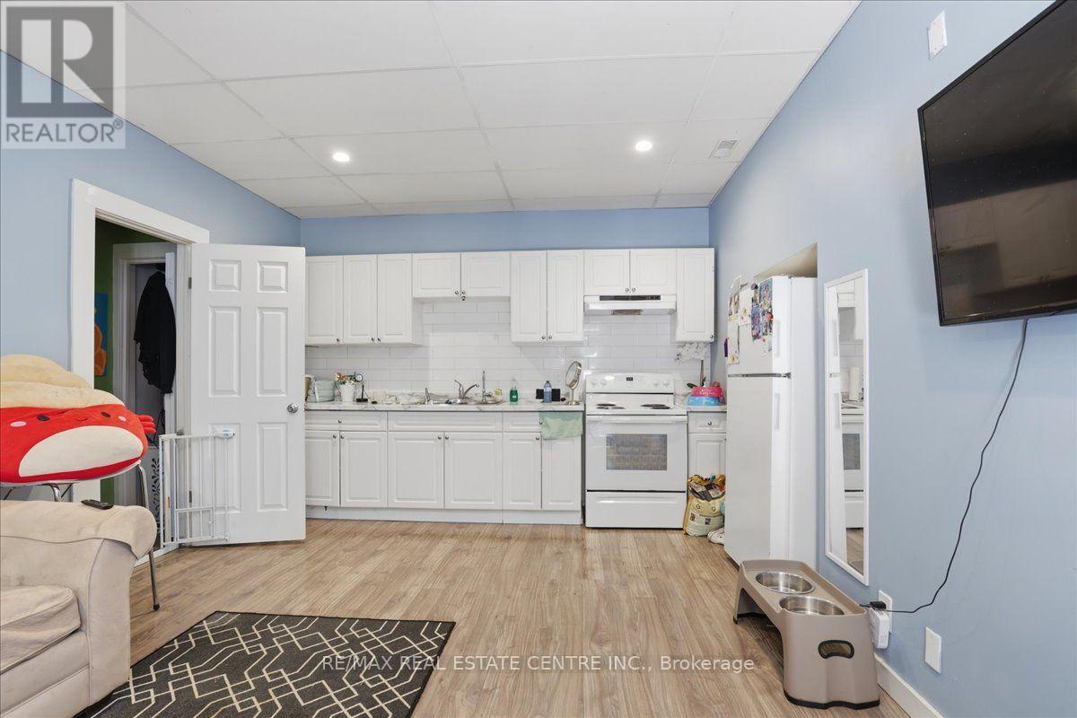 744 Queen Street S Property Photo 28