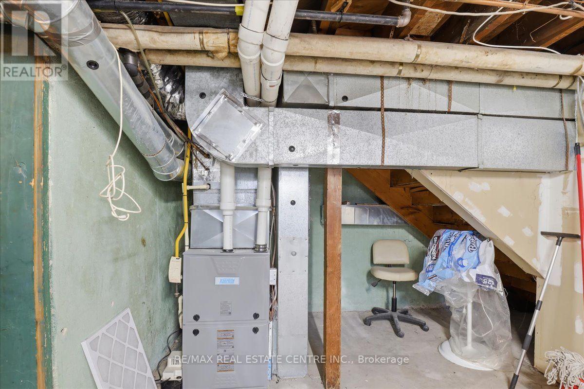 744 Queen Street S Property Photo 30