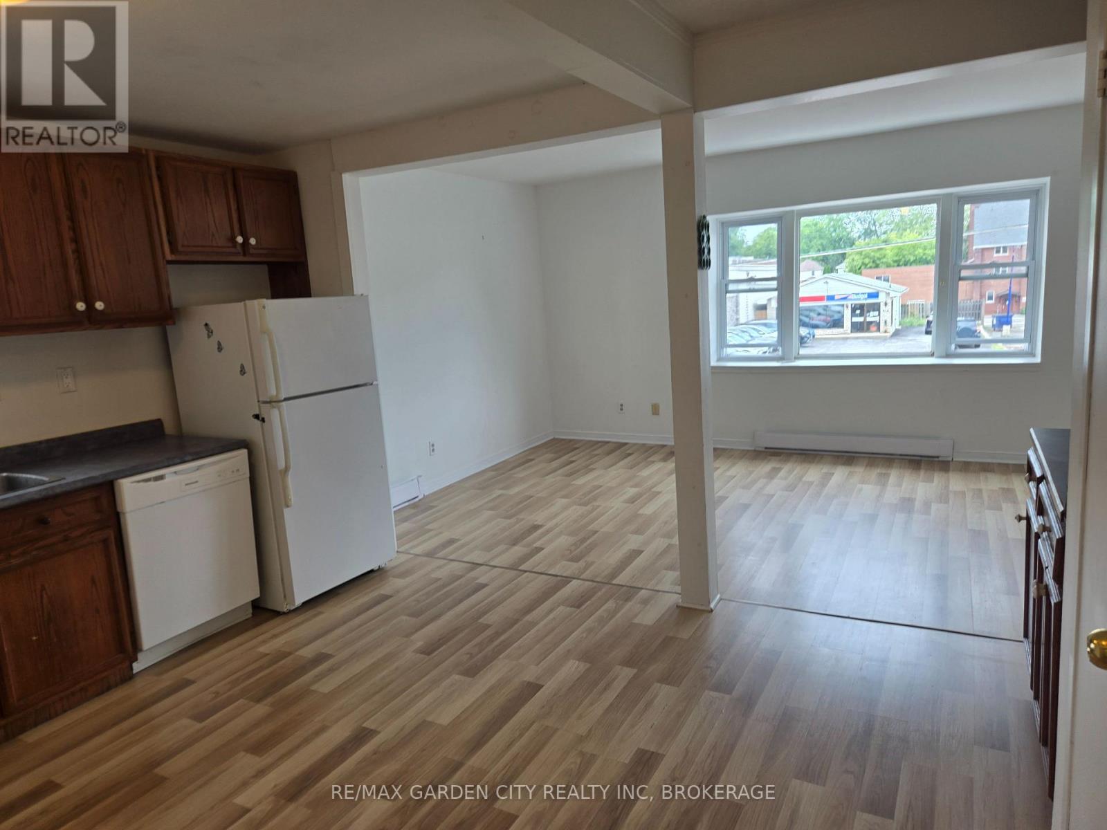 6 - 5126 Victoria Avenue Property Photo 4