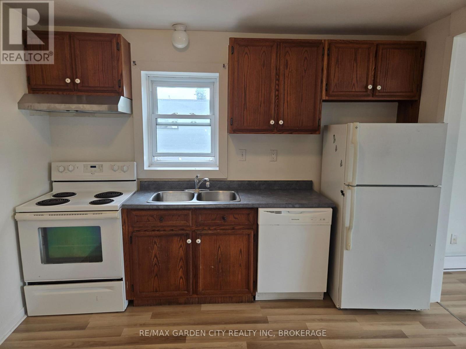 6 - 5126 Victoria Avenue Property Photo 5