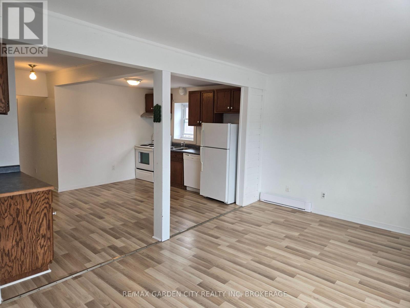 6 - 5126 Victoria Avenue Property Photo 6