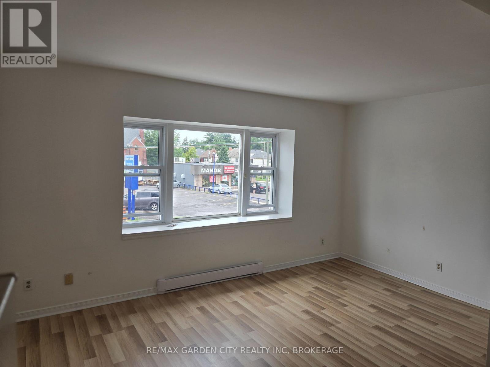 6 - 5126 Victoria Avenue Property Photo 8