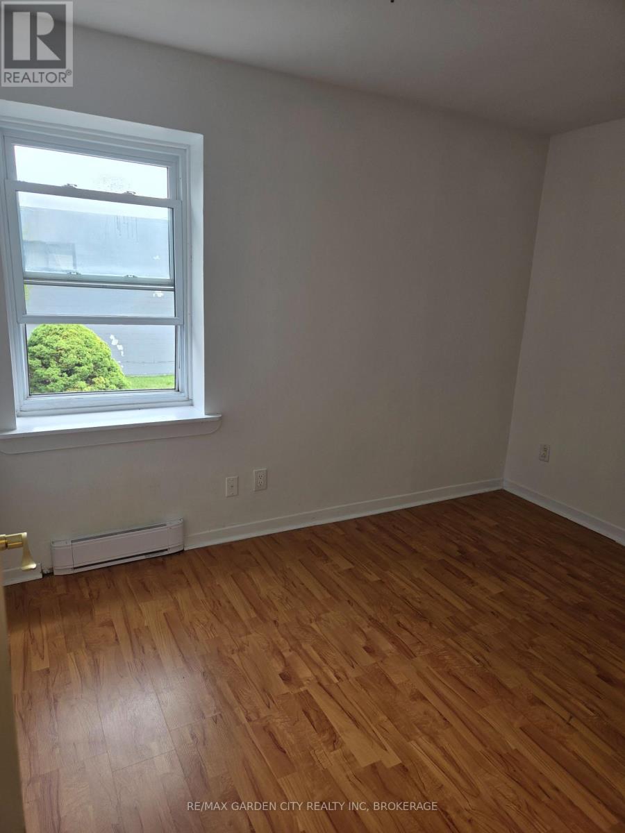 6 - 5126 Victoria Avenue Property Photo 12
