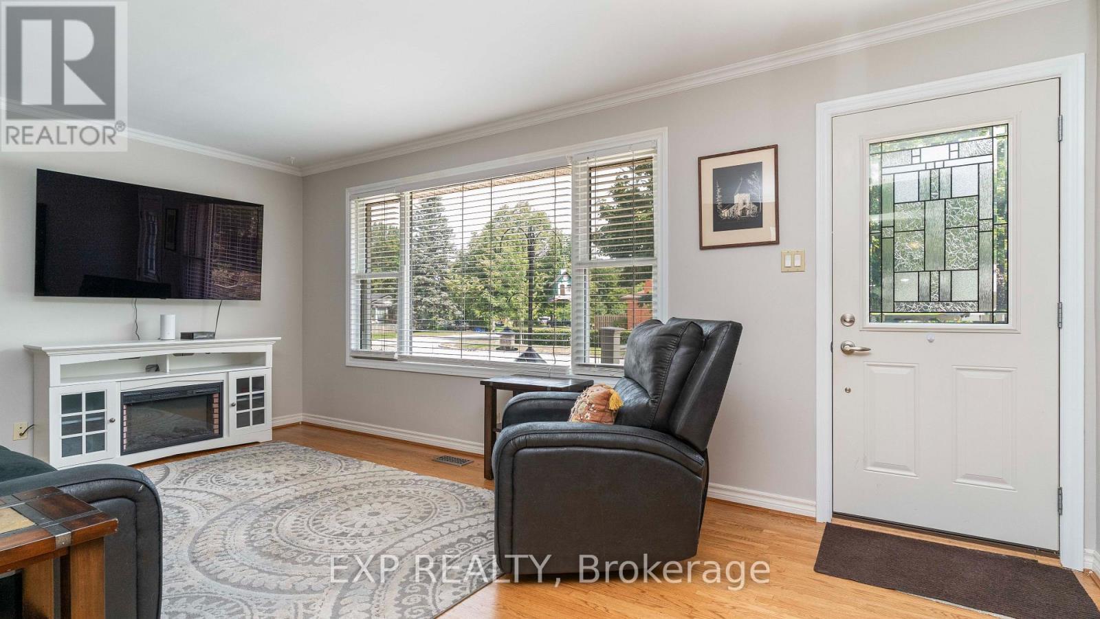 295 Tweedsmuir Avenue Property Photo 3