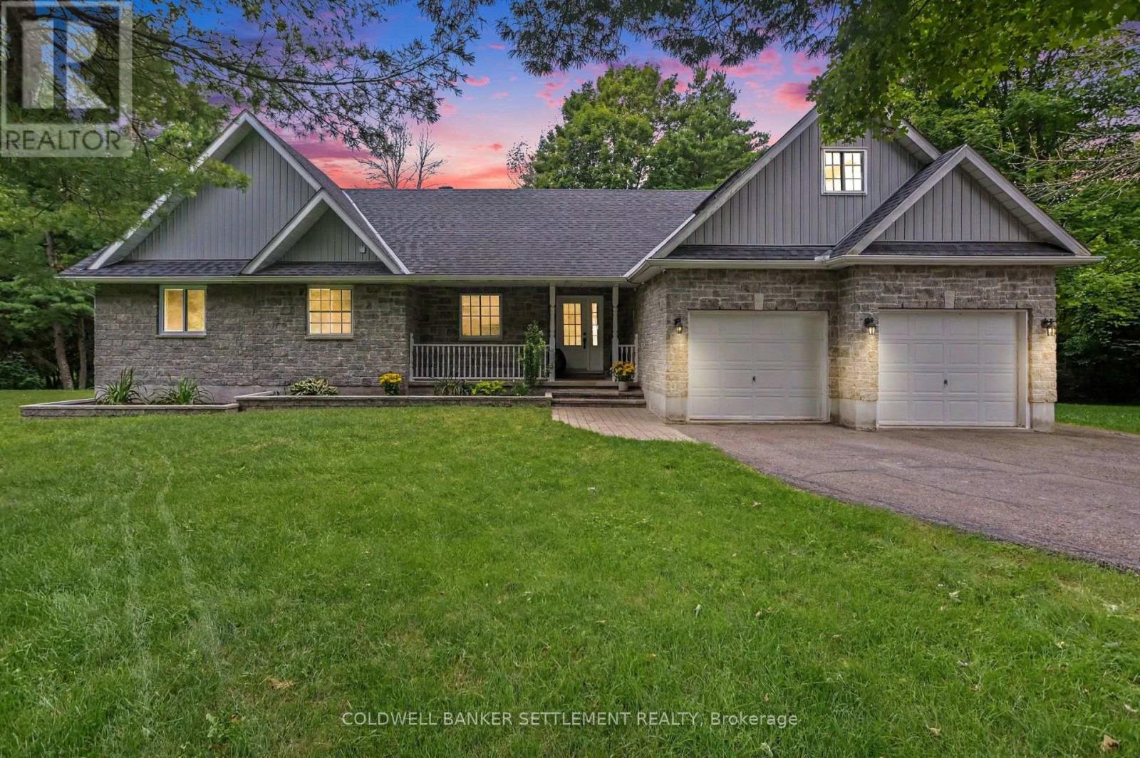 135 BARR PLACE W Property Photo 1