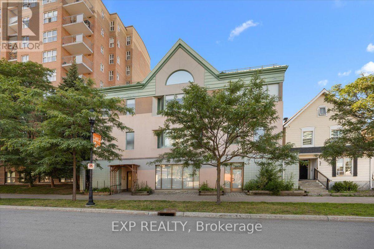 945 Wellington Street Property Photo 1