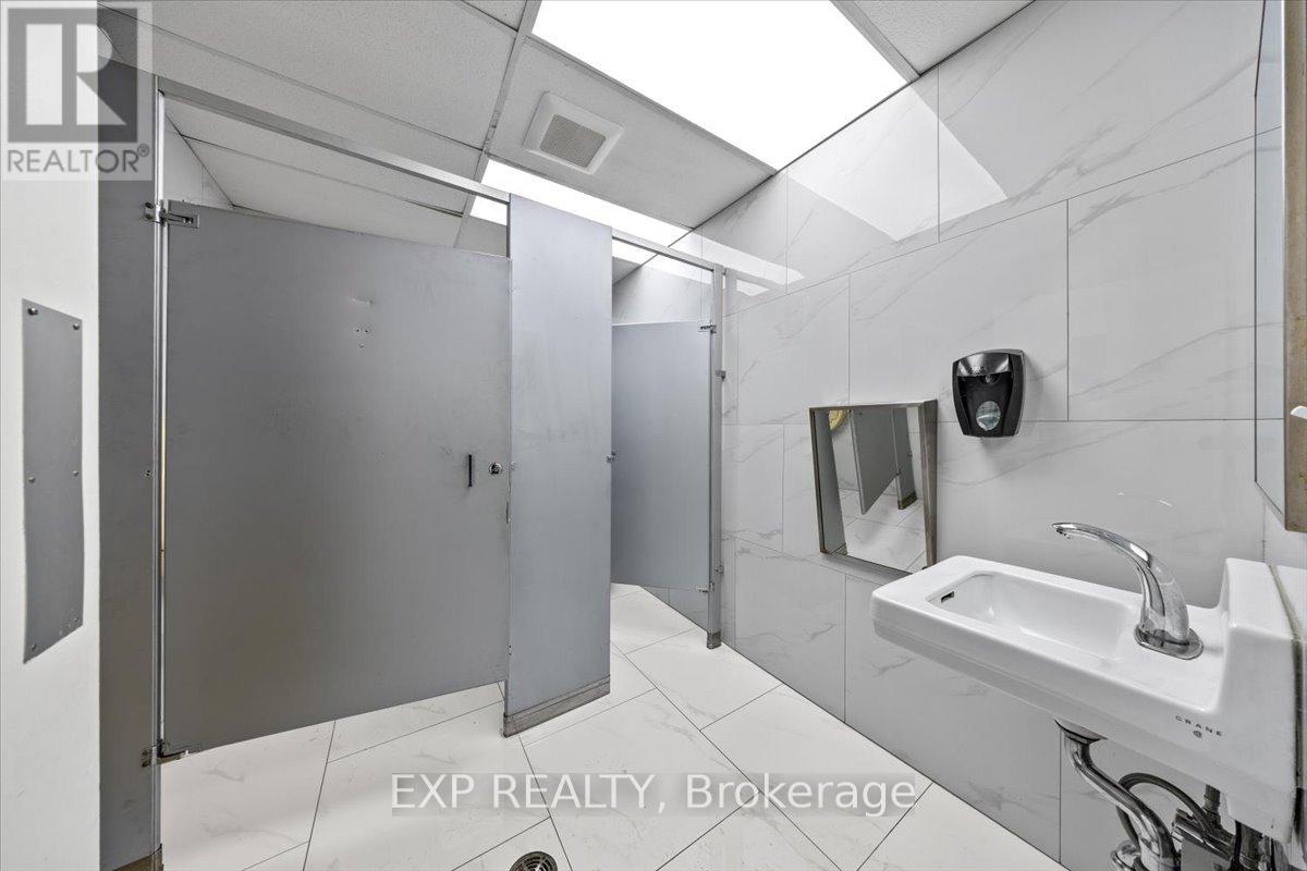 945 Wellington Street Property Photo 22